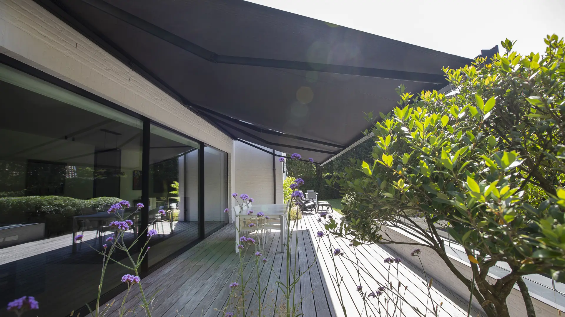 Why choose an awning: all the advantages at a g